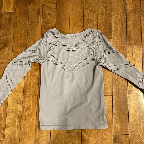 27.💕 Fabletics long sleeve lilac S/M top - Picture 4 of 8